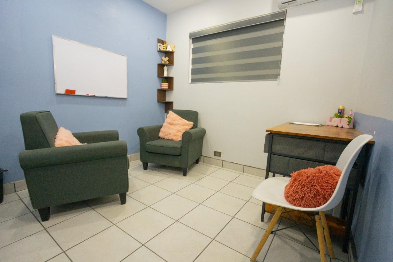 Consultorio de PlenaMente con sillones verdes