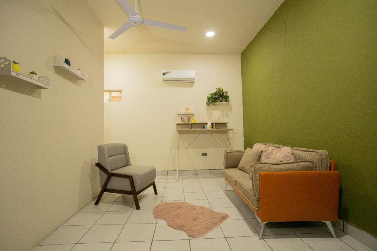 Consultorio de PlenaMente con sofá y sillón